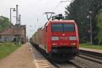 152 113-7 am 02.05.2013 bei der Durchfahrt mit einem KLV durch den kleinen Bahnhof von Kenzingen gen Norden.