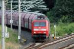 5.7.13 / 152 046-9 kommt mit ein paar Schttgutwagen aus der Waldbahn