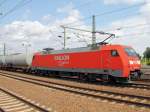 152 096-4 steht am 10. Juli 2013 zum Personalwechsel im Bahnhof Berlin Flughafen Schnefeld mit einem Kesselzug.