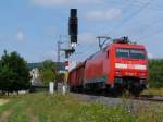 152 008 fhrt am 7.8.13 mit einem gemischten Gterzug durch das Maintal von Gemnden(Main) Richtung Wrzburg.