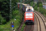 152 151-7 DB kommt aus Richtung Kln mit einem langen LKW-Zug aus Kln-Eifeltor nach Sden und fhrt in Richtung Koblenz auf der Rechte Rheinstrecke KBS 465 bei Bad-Honnef am Rhein bei Sommerwetter am 15.8.2013.