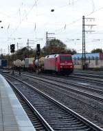 152 017 fhrt am 29.10.2013 mi einen gemischten Gterzug am Haken durch Mnchen Pasing.