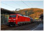 Die 152 115-2 der DB Schenker Rail fährt am 20.12.2013 mit einem gem.