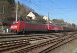 152 050-1 zieht am 25. Februar 2014 die 232 569-4 und einen gemischten Güterzug durch Kronach in Richtung Lichtenfels.