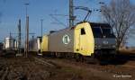 152 197-0 ITL und 185 562-6 ITL setzen sich am 09.03.14 vor ihren Kesselwagenzug auf der Hohen Schaar in Hamburg.