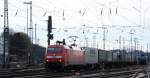 152 056-8 DB fährt mit einem langen LKW-Ambrogio-Zug aus Muizen(B) nach Gallarate(I) bei Ausfahrt in Aachen-West und fährt in Richtung Aachen-Hbf,Köln und auf dem Nebengleis steht eine