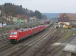 Ein Lokzug mit 152 116-0 am Schluss durchfährt am 28. März 2014 den Bahnhof Kronach in Richtung Saalfeld.