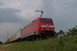 Am bewölkten 28.08.2013 fuhr die 152 008-9 mit einem gemischten DB Schenker Containerzug bei Hügelheim, auf der KBS 703 gen Norden.
