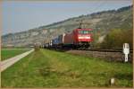 152 108-7 mit einen Aufliegerzug Richtung Süden am 01.04.14 bei Thüngersheim.