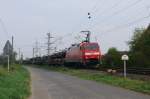 Mit einem gemischten Güterzug vam Haken rollt 152 033 linksrheinisch in Richtung Köln.