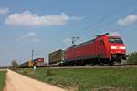 Am 13.04.2014 fuhr die Nürnberger 152 061-8 mit einem Containerzug nach Basel, als sie kurz vor dem Bahnhof Müllheim (Baden) bei Hügelheim unterwegs ist.