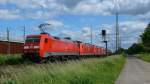Mit drei 185er und einem gemischten Güterzug am Haken fährt 152 109-5 durch Porz-Wahn in Richtung Norden. Aufgenommen am 24/05/2014.