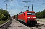 Am heißen Mittag des 07.06.2014 fuhr die Nürnberger 152 087-3 mit einem Containerzug durch den Bahnhof von Emmendingen gen Freiburg durch.