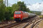   Die 152 107-9 der DB Schenker Rail Deutschland AG fährt am 26.07.2014 mit einem Kesselwagenzug durch Kreuztal in Richtung Süden, hier kurz vorm Bf Kreuztal.