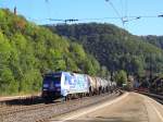 Am 23.09.14 hatte 152 135 schwere Last am Haken. 
Die für TFG Werbende Lokomotive hatte an diesem Tag einen Kesselwagenganzzug aus Ulm am Haken und durchfährt im zusehenden Bild den Bahnhof Geislingen an der Steige in Fahrtrichtung Plochingen/Kornwestheim. 
