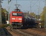 152 002-2 fädelt in den unablässigen Verkehr des Nadelöhrs bei Rastatt ein. November 2014.