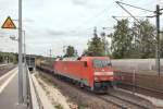 152 031 fuhr am 15.9.12 mit einem Güterzug im Bahnhof Fischbach zwischen Bahnsteigen und Lärmschutzwand der Schnellfahrtstrecke hindurch zum Nürnberger Rangierbahnhof.