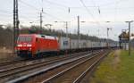 152 072 passiert am 17.12.14 auf dem Weg Richtung Magdeburg das Stellwerk in Meinsdorf.