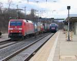 Unfaires Rennen; weil 427 502 der Cantus Bahn nach Göttingen in Eichenberg halten muss, kann 152 163-2 mit ihrem Containerzug in die gleiche Richtung nur gewinnen. Aufgenommen am 14.02.2014 in Eichenberg.