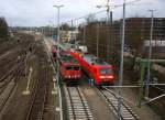 155 134-0 und 185 348-0 und auf dem Nebengleis stehen die 152 168-1,152 130-1 alle von DB in Aachen-West.
Aufgenommen von der Brücke Turmstraße bei Regenwolken am Nachmittag vom 11.1.2015.