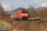 Des Zahlenspiels wegen: 152 152-5 mit Containerzug in Fahrtrichtung Süden.