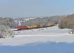 152 099 mit einem Containerzug am 04.02.2015 bei Edlhausen.