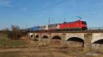 152 039-4 legt sich am 8.03.15 mit dem Paneuropa/Terratrans KLV aus Bremerhaven südlich von Verden (Aller) auf der Vorflutbrücke in die Kurve.