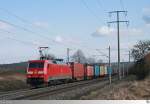 Kurz hinter den Bahnhof Neustadt an der Aisch wurde 152 090-7 mit ihren Containerzug am 12. März 2015 abgelichtet.