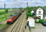 152 157 mit Gterzug Richtung Basel am 19.05.2006 in Auggen