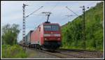 DB Schenker 152 151 fährt am 14.5.15 mit einem KLV-Zug durch das Maintal.