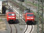 DB Schenker Rail 152 062-6 und 152 004-2 am 28.04.15 in Mannheim Rbf von einer Brücke aus fotografiert