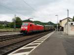 Die 152 113-7 mit einem Güterzug durch Königswinter Bahnhof in Richtung Süden , Den 30.05.2015