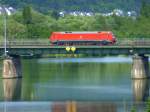 Deutschland - Rheinland-Pfalz - Konz - Die DB 152 088 - 1 auf der Konzer Moselbrücke in Richtung Konz. Diese Eisenbahnbrücke über die Mosel bei Konz, verbindet die Saarstrecke und die Obermoselstrecke mit der Trierer Weststrecke. Sie wird vor allem von den Zügen von Trier nach Luxemburg verwendet (KBS 693). Auf der Brückenauffahrt liegt der Haltepunkt Kreuz Konz. 24.06.2015