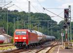   Die 152 057-6 (91 80 6152 057-6 D-DB) der DB Schenker Rail Deutschland AG fährt am 22.08.2015 mit einem Kesselwagenzug, mit Ethylendichlorid (gehört zu den Chlorkohlenwasserstoffen), durch