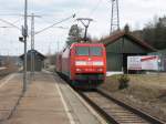 BR 152 164-0 schlepp um 13.15 Uhr die BR 185 136-9 ber Gleis 3 durch den Bahnhof St.Georgen/Schwarzwald (KBS720/ 9.3.07)