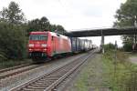 Mit einem Containerzug fuhr am 25.09.2014 die Nürnberger 152 088-1 durch den Bahnhof von Orschweier gen Offenburg.