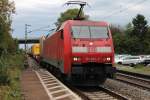 Mit einem Containerzug fuhr 152 013-9 am 09.10.2014 durch den Bahnhof von Orschweier gen Offenburg.