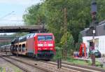 Wie ein Wurm schlängelt sich der Ford Autozug aus dem Anschluß Dillinger Hütte/Ford Werke. 152 099 wird den Zug im Gleiswechselbetrieb bis zum Hbf. Saarlouis auf dem linken Gleis befördern. Bahnstrecke 3230 Saarbrücken - Karthaus in Saarlouis Roden.
29.09.2015