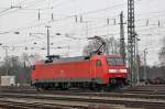 DB Lok 152 043-6 durchfährt den Badischen Bahnhof.