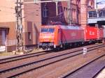 152 098-0 mit einem Container-Zug in Harburg.