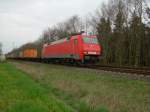 152 108 mit Containerzug unterwegs auf der KBS 380 Richtung Hannover zwischen Drverden und Eystrup
