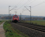 DB Cargo 152 131-9 am 04.11.16 in Walluf mit LKW Walter KLV