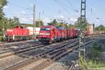 Während 294 902 mit ihrer Übergabe in Gleis 1 rangierte, fuhr 152 160 mit ihrem Güterzug nach Würzburg durch den Bahnhof Marktbreit. (Blick nach Osten am 4.9.15.) 