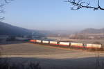 Eine 152 mit ihrem DB Schenker Zug bei Breitenfurt auf dem Weg in Richtung Treuchtlingen.