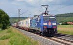 Der Albatros 152 137 hat bereits schon an der Kopfpartie Federn lassen müssen. Am 16.06.17 führte er einen Containerzug durch Retzbach-Zellingen Richtung Würzburg.