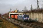 152 135 mit einem Containerzug am 20.11.2010 bei Mnchen-Trudering.