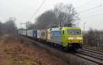 152 005 fuhr mit einem Containerzug am 11.04.13 durch Ahlten Richtung Lehrte.