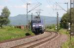 Albatros im Frontal-Anflug: 152 136-8 mit Containerzug in Fahrtrichtung Sden. Aufgenommen bei Wehretal-Reichensachsen am 06.06.2013.