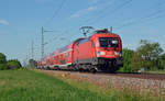 Auch 182 021, welche bereits einmal in Leipzig beheimatet war, fuhr am 28.05.17 im Kirchentag-Sonderverkehr mit. Hier zieht der Taurus seinen Zug durch Gräfenhainichen nach Pratau.
