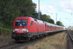 Mit Kaffeekanne an Bord passierte 182 019 mit RE 13292 von Warnemnde nach Berlin-Ostbahnhof den Haltepunkt Rostock-Bramow am Morgen des 06.08.2017